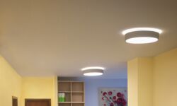 LED-Leuchte LEVIGO von BETALUMEN (Deckenleuchte) in einer Rezeption